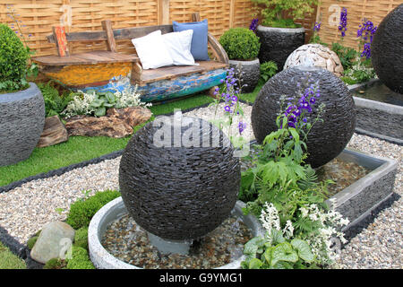 Tristan Cockerill, points d'eau. Exposant commerce. RHS Hampton Court Palace Flower Show, Londres, Angleterre, Royaume-Uni. Appuyez sur Preview Day, 4 juillet 2016. Flower Show annuel organisé par la Royal Horticultural Society. Show se tiendra du mardi 5 juillet au dimanche 10 juillet 2016. Crédit : Ian Bouteille / Alamy Live News Banque D'Images