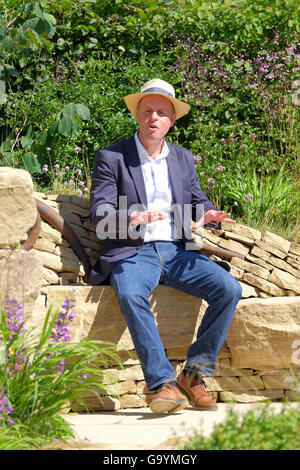 BBC Gardeners' World presenter Joe Swift dans le jardin de lavande à la RHS Hampton Court Palace Flower Show, l'Angleterre, l'établissement Hampton, au Royaume-Uni. 4 juillet 2016 : Crédit P Tomlins/Alamy Live News Banque D'Images