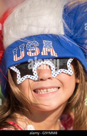 Une jeune fille vêtue de couleurs patriotiques au cours de l'indépendance de l'Île Sullivan's Day Parade le 4 juillet 2016 à Sullivan's Island, Caroline du Sud. Banque D'Images