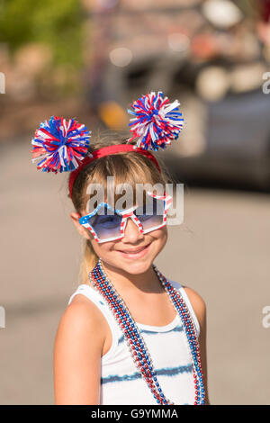 Une jeune fille vêtue de couleurs patriotiques au cours de l'indépendance de l'Île Sullivan's Day Parade le 4 juillet 2016 à Sullivan's Island, Caroline du Sud. Banque D'Images