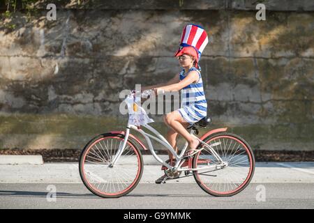 Une jeune fille vêtue de couleurs patriotiques monte un vélo dans l'indépendance de l'Île Sullivan's Day Parade le 4 juillet 2016 à Sullivan's Island, Caroline du Sud. Banque D'Images