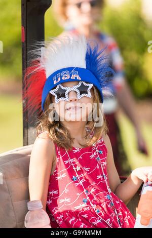 Une jeune fille vêtue de couleurs patriotiques au cours de l'indépendance de l'Île Sullivan's Day Parade le 4 juillet 2016 à Sullivan's Island, Caroline du Sud. Banque D'Images