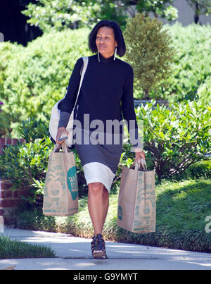 Washington, USA. 07 juillet, 2016. Cheryl Mills, ancien chef de cabinet de l'ancien secrétaire d'État américaine, Hillary Clinton, quitte la maison Clinton à Washington, DC le samedi matin, le 2 juillet 2016 à la suite de l'annonce que Clinton avait été interrogé par le FBI plus tôt aujourd'hui. Credit : Ron Sachs/CNP (restriction : NO New York ou le New Jersey Journaux ou journaux dans un rayon de 75 km de la ville de New York) © dpa/Alamy Live News Banque D'Images