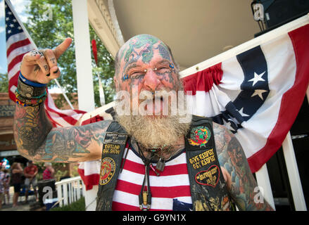Woodstock, GA, USA. 4 juillet, 2016. Duane Duncan, 51 ans, un artiste de tatouage de Canton, Ohio, célèbre le Jour de l'indépendance à un festival local à Woodstock, en Géorgie. Il a dit que son parti conservateur plus voisins ne comprennent pas vraiment lui. '' Mais il n'importe pas aucun, '' le vétéran du Corps des Marines et biker a dit. © Robin Rayne Nelson/ZUMA/Alamy Fil Live News Banque D'Images