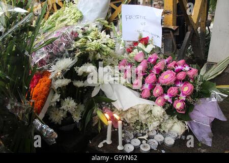 Dhaka, Bangladesh. 4 juillet, 2016. Photo prise le 3 juillet 2016 montre des fleurs portées devant un restaurant espagnol à la mémoire des victimes tuées dans une attaque à la restaurant espagnol à Dhaka Gulshan enclave diplomatique, le Bangladesh, le 3 juillet 2016. Avec tous les drapeaux nationaux au gouvernement et semi-bureaux gouvernementaux et les missions étrangères vers le bas en berne, le Bangladesh est en deuil le dimanche la mort d'victimsof la toute première crise d'otages impliquant des militants.Photo : Monirul Alam Monirul Alam © ZUMA/wire/Alamy Live News Banque D'Images