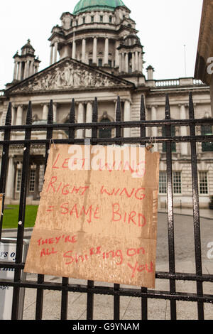 Belfast, Royaume-Uni, l'Europe. 4 juillet 2016. Une plaque-étiquette liée à la Portes de Belfast City Hall où : anonyme un rassemblement. Credit : Bonzo/Alamy Live News Banque D'Images