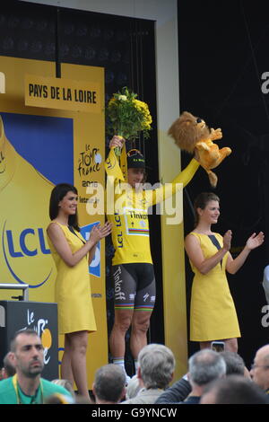 Angers, France. 4 juillet, 2016. Tour de France 2016 - Étape 3 - Granville à Angers. Peter SAGAN podium gagnants recevant maillot jaune pour cette étape de la course. Credit : Elaine Simmonds/Alamy Live News Banque D'Images