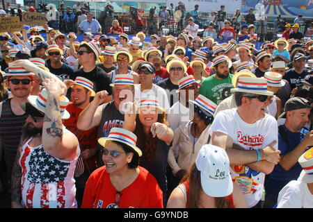 La foule à la 2016 Nathan's Hot Dog Eating Contest Banque D'Images