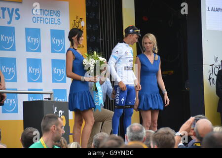 Angers, France. 4 juillet, 2016. Tour de France 2016 - Étape 3 - Granville à Angers. Podium Julian ALAPHILIPPE gagnants recevant maillot blanc à ce stade de la course Julian ALAPHILIPPE - Crédit : Elaine Simmonds/Alamy Live News Banque D'Images