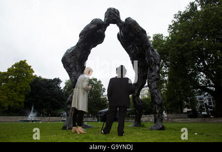 Les clients se rassemblent autour de la sculpture intitulée "Frères" par le sculpteur David Breuer-Weil, lors d'une réception célébrant son installation à Marble Arch à Londres, Angleterre le 4 juillet, 2016 ts réservés. L'homme pour être transmissio Crédit : Suzanne Plunkett/Alamy Live News Banque D'Images