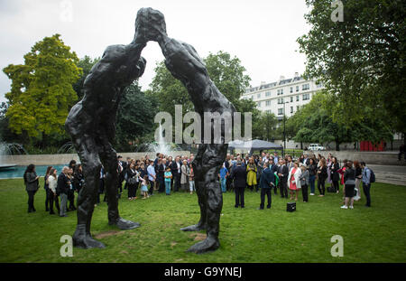 Londres, Royaume-Uni. 4 juillet 2016. Les clients se rassemblent autour de la sculpture intitulée "Frères" par le sculpteur David Breuer-Weil, lors d'une réception célébrant son installation à Marble Arch. Credit : Suzanne Plunkett/Alamy Live News Banque D'Images