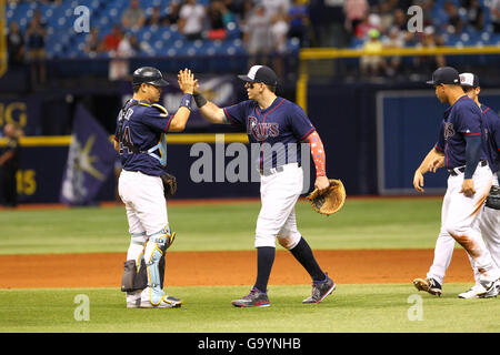 Saint Petersburg, Florida, USA. 4 juillet, 2016. Vous VRAGOVIC | fois.Rays de Tampa Bay catcher Hank Conger (24) high fives Rays de Tampa Bay de premier but Logan Morrison (7) après le match entre les Los Angeles Angels et les Rays de Tampa Bay au Tropicana Field à Saint-Pétersbourg, en Floride, le lundi, Juillet 4, 2016. Les Rays de Tampa Bay battre le Los Angeles Angels 4-2. © Vous Vragovic/Tampa Bay Times/ZUMA/Alamy Fil Live News Banque D'Images