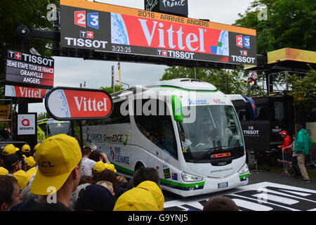 Angers, France. 4 juillet 2016. L'entraîneur de l'équipe du Tour de France arrivant à Angers 2016 Credit : Victoria Simmonds/Alamy Live News Banque D'Images