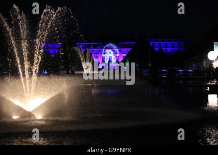 Les RHS Hampton Court Palace Flower Show 2016 Soirée d'aperçu a été aura lieu le lundi 4 juillet 2016. De nombreux exposants, y compris ceux de la manifestations florales, de vendre leurs produits à l'aperçu en soirée. Des spectacles musicaux sont organisés tout au long de la soirée, qui aboutiront à un feu d'artifice. Banque D'Images