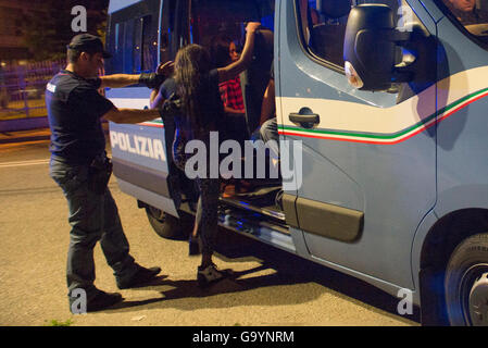 Turin, Italie. 4 juillet, 2016. Raid contre la prostitution a eu lieu ce soir dans la Via Veneto à Turin près de la portes Iveco par le commissaire de police Barriera di Milano Ministère de la prévention du crime sur juillet 04,2016 à Turin, Italie : Noir Crédit Mail Press/Alamy Live News Banque D'Images