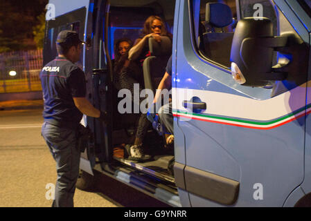 Turin, Italie. 4 juillet, 2016. Raid contre la prostitution a eu lieu ce soir dans la Via Veneto à Turin près de la portes Iveco par le commissaire de police Barriera di Milano Ministère de la prévention du crime sur juillet 04,2016 à Turin, Italie : Noir Crédit Mail Press/Alamy Live News Banque D'Images