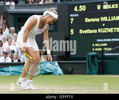 Londres, Royaume-Uni. 4 juillet, 2016. Le tennis de Wimbledon jour nombre de semences 13 Svetlana Kuznetsova (RUS) s'affaisse après qu'un autre gagnant par nombre de semences 1 Serena Williams (USA). Credit : Action Plus Sport Images/Alamy Live News Banque D'Images