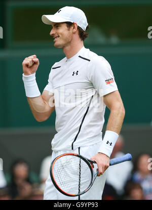 Londres, Royaume-Uni. 4 juillet, 2016. Andy Murray d'Angleterre célèbre sa victoire sur Nick Kyrgios de l'Australie pendant leur masculin quatrième ronde match à la Tennis de Wimbledon à Londres, Angleterre le 4 juillet 2016. Murray a gagné 3-0. Credit : Han Yan/Xinhua/Alamy Live News Banque D'Images