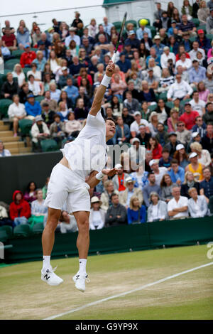 Londres, Royaume-Uni. 4 juillet, 2016. Milos Raonic du Canada sert à David Goffin de Belgique durant leur masculin quatrième ronde match à la Tennis de Wimbledon à Londres, Angleterre le 4 juillet 2016. Raonic a gagné 3-2. Credit : Ye Pingfan/Xinhua/Alamy Live News Banque D'Images