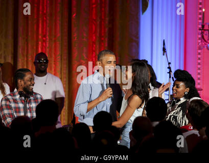 Washington, District de Columbia, États-Unis d'Amérique. 4 juillet, 2016. Le président américain Barack Obama chante Joyeux anniversaire à sa fille Malia, à la quatrième de juillet White House Party, tandis que singer Janelle MonÂ·e (R) et la chanteuse Kendrick Lamar (L) réagir, le 4 juillet 2016, Washington, DC, dans l'East Room de la Maison Blanche. Malia est né il y a 18 ans. Les clients de la partie visée les familles de militaires et du personnel et leurs familles de l'ensemble de l'administration. C Crédit : ZUMA Press, Inc./Alamy Live News Banque D'Images