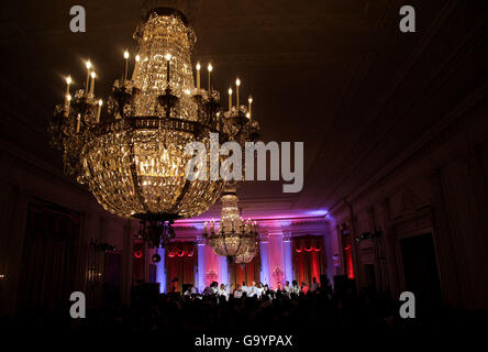 Washington, District de Columbia, Etats-Unis. 4 juillet, 2016. Le président américain Barack Obama prononce une allocution, lors de la quatrième de juillet White House Party, dans l'East Room de la Maison Blanche, Washington, DC. Les clients de la partie visée les familles de militaires et du personnel et leurs familles de l'ensemble de l'administration. À cause de la pluie la partie a été déplacé de la pelouse Sud à l'Est Prix de la Maison Blanche. Credit : Aude Guerrucci/Piscine via CNP © Aude Guerrucci/CNP/ZUMA/Alamy Fil Live News Banque D'Images