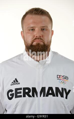 Hanovre, Allemagne. Le 04 juillet, 2016. Eduard Popp pose à un photocall lors des préparatifs pour les Jeux Olympiques de Rio au Emmich Cambrai Barracks à Hanovre, Allemagne. Le 04 juillet 2016. Crédit photo : Frank Mai/ photo alliance. Dans le monde d'utilisation | © dpa/Alamy Live News Banque D'Images