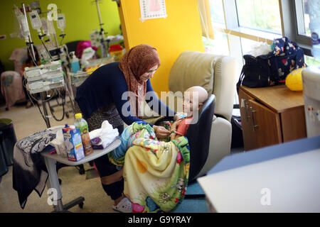 (160705) -- LE CAIRE, 5 juillet 2016 (Xinhua) -- une mère parle à son enfant au cours de traitement de chimiothérapie à l'hôpital du cancer de l'enfant Egypte 57357 au Caire, en Égypte, le 3 juillet 2016. Au coeur de la capitale de l'Egypte Le Caire, des milliers d'enfants atteints de cancer reçoivent un traitement gratuit à la Children's Cancer Hospital Egypte 57357, le plus grand hôpital du cancer de l'enfant dans le monde. Children's Cancer Hospital Egypte 57357, avec 13 unités, est considéré comme un paradis pour les enfants atteints de cancer non seulement de l'Égypte, mais aussi du Moyen-Orient et d'Afrique. L'hôpital a été construit en 2007 et est totalement en fonction Banque D'Images