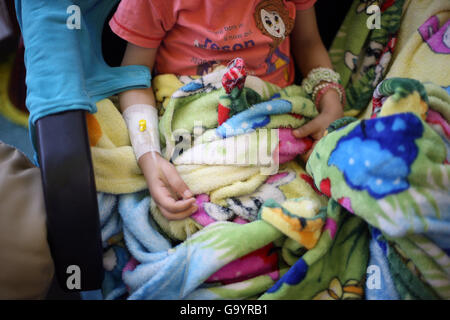 (160705) -- LE CAIRE, 5 juillet 2016 (Xinhua) -- Photo prise le 3 juillet 2016 montre un enfant recevant un traitement de chimiothérapie à l'hôpital du cancer de l'enfant Egypte 57357 au Caire, en Egypte. Au coeur de la capitale de l'Egypte Le Caire, des milliers d'enfants atteints de cancer reçoivent un traitement gratuit à la Children's Cancer Hospital Egypte 57357, le plus grand hôpital du cancer de l'enfant dans le monde. Children's Cancer Hospital Egypte 57357, avec 13 unités, est considéré comme un paradis pour les enfants atteints de cancer non seulement de l'Égypte, mais aussi du Moyen-Orient et d'Afrique. L'hôpital a été construit en 2007 et est totalement en fonction de Banque D'Images