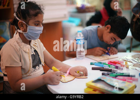 (160705) -- LE CAIRE, 5 juillet 2016 (Xinhua) -- Les enfants de dessiner au Children's Cancer Hospital 57357 L'Egypte au Caire, en Égypte, le 3 juillet 2016. Au coeur de la capitale de l'Egypte Le Caire, des milliers d'enfants atteints de cancer reçoivent un traitement gratuit à la Children's Cancer Hospital Egypte 57357, le plus grand hôpital du cancer de l'enfant dans le monde. Children's Cancer Hospital Egypte 57357, avec 13 unités, est considéré comme un paradis pour les enfants atteints de cancer non seulement de l'Égypte, mais aussi du Moyen-Orient et d'Afrique. L'hôpital a été construit en 2007 et est entièrement dépendant sur les dons des Egyptiens et peopl Banque D'Images