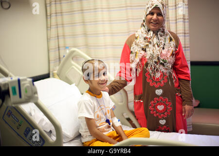 (160705) -- LE CAIRE, 5 juillet 2016 (Xinhua) -- Photo prise le 3 juillet 2016 montre un enfant sous traitement médical à l'hôpital du cancer de l'enfant Egypte 57357 au Caire, en Egypte. Au coeur de la capitale de l'Egypte Le Caire, des milliers d'enfants atteints de cancer reçoivent un traitement gratuit à la Children's Cancer Hospital Egypte 57357, le plus grand hôpital du cancer de l'enfant dans le monde. Children's Cancer Hospital Egypte 57357, avec 13 unités, est considéré comme un paradis pour les enfants atteints de cancer non seulement de l'Égypte, mais aussi du Moyen-Orient et d'Afrique. L'hôpital a été construit en 2007 et est totalement dépendant de dona Banque D'Images