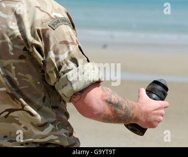 L'équipe de neutralisation des bombes de l'Armée de retirer un périphérique de la DEUXIÈME GUERRE MONDIALE à partir de la plage de Weymouth, Dorset, Angleterre Banque D'Images