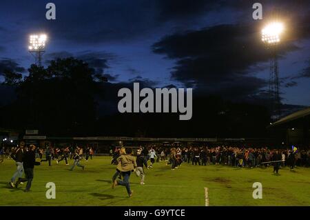 Football - Coca-Cola football League Two - jouer demi-finale - First Leg - Shrewsbury Town / Milton Keynes dons - gay Meadow.Les fans envahissent le terrain après le dernier match au gay Meadow, domicile de Shrewsbury Town Banque D'Images