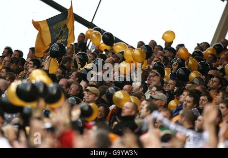 Football - Championnat de la ligue de football Coca-Cola - demi-finale de jeu - deuxième jambe - West Bromwich Albion / Wolverhampton WAN. Wolverhampton Wanderers fans dans les stands Banque D'Images