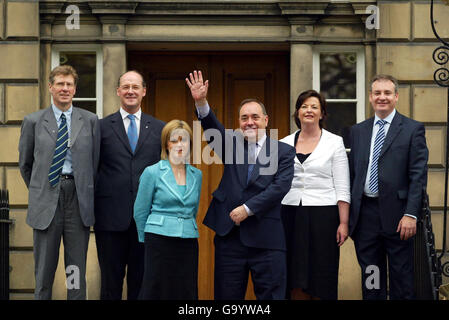 Nouveaux ministres (de gauche à droite); le secrétaire à la Justice Kenny MacAskill, le secrétaire aux Finances John Swinney, le secrétaire adjoint et secrétaire à la Santé Nicola Sturgeon, le premier ministre Alex Salmond, le secrétaire à l'éducation Fiona Hyslop et le secrétaire aux Affaires rurales Richard Lochhead, à l'extérieur de Bute House à Édimbourg, où M. Salmond a été l'hôte de sa première réunion du Cabinet à titre de chef. Banque D'Images