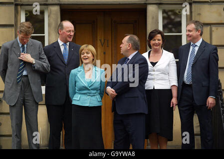 Nouveaux ministres (de gauche à droite); le secrétaire à la Justice Kenny MacAskill, le secrétaire aux Finances John Swinney, le secrétaire adjoint et secrétaire à la Santé Nicola Sturgeon, le premier ministre Alex Salmond, le secrétaire à l'éducation Fiona Hyslop et le secrétaire aux Affaires rurales Richard Lochhead, à l'extérieur de Bute House, à Édimbourg, où M. Salmond a été l'hôte de sa première réunion du Cabinet à titre de chef. Banque D'Images