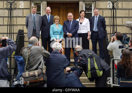 Nouveaux ministres (de gauche à droite);le secrétaire à la Justice Kenny MacAskill, le secrétaire aux Finances John Swinney, le secrétaire adjoint et secrétaire à la Santé Nicola Sturgeon, le premier ministre Alex Salmond, le secrétaire à l'éducation Fiona Hyslop et le secrétaire aux Affaires rurales Richard Lochhead se sont réunis pour la presse à l'extérieur de Bute House à Édimbourg, où M. Salmond a été l'hôte de sa première réunion du Cabinet à titre de chef. Banque D'Images