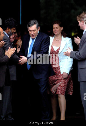 Gordon Brown, le chancelier de l'Échiquier britannique, qui a été confirmé comme le leader travailliste en attente et le prochain Premier ministre, part avec sa femme, Sarah, après avoir prononcé un discours devant les médias au bâtiment Bloomberg, à Londres. Banque D'Images