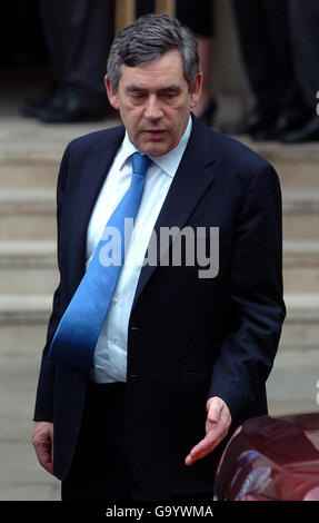 Gordon Brown, le chancelier de l'Échiquier britannique, qui a été confirmé comme le leader travailliste en attente et le prochain Premier ministre, part après un discours au bâtiment Bloomberg, à Londres. Banque D'Images