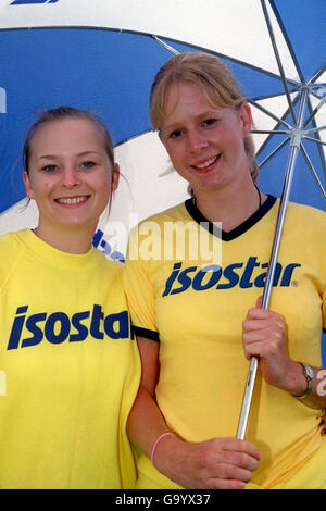 Athlétisme - Grand Prix Norwich Union Classic - Gateshead. Les filles Isostar se tiennent à l'abri de la pluie Banque D'Images