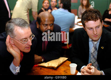 Hilary Benn (à gauche) avec les membres du parti travailliste dans l'historique Toynbee Hall du East End de Londres, où il a lancé sa campagne de direction adjointe du Parti travailliste. Banque D'Images