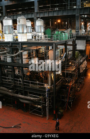 La photo montre une vue générale de l'intérieur de la turbine Hall de la centrale électrique de Longannet. Scottish Power a dévoilé une étude de faisabilité pour convertir ses stations en technologie de charbon propre, dans ce qui serait le plus grand projet de ce type en Europe Banque D'Images