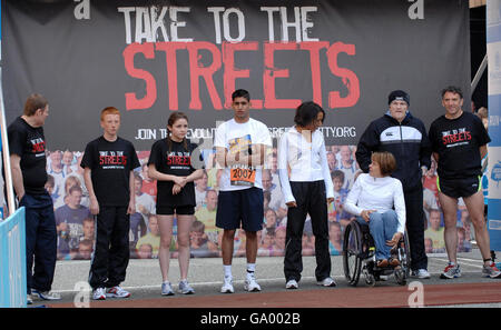 Amir Khan (au centre) de Grande-Bretagne s'aligne avec Dame Kelly Holmes, Dame Tanni Gray-Thompson et Ricky Hatton pour lancer la grande course de Manchester BUPA. Banque D'Images