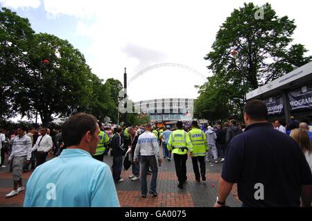 Football - FA Cup - finale - Chelsea / Manchester United - Wembley Stadium. Les fans se rendent sur Wembley Way Banque D'Images