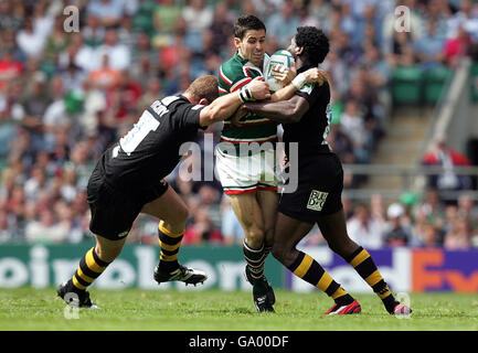 Frank Murphy de Leicester est attaqué par Phil Vickery de Wasp et Paul Sackey lors de la finale de la coupe Heineken à Twickenham, Londres. Banque D'Images