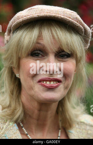 Joanna Lumley au Chelsea Flower Show à Londres. Banque D'Images