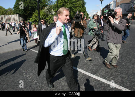 Le chef de fine Gael Enda Kenny TD à la suite d'une conférence de presse conjointe avec le chef travailliste Pat Rabbitte (non représenté) à St Stephens Green à Dublin. Banque D'Images