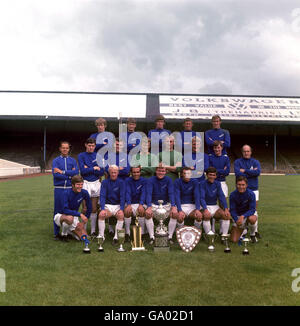 Première équipe de Cardiff avec trophées des dernières saisons. (Trophée du centre) Welsh F.A. Cuvette. Rangée arrière : Lea, King, Sharp, Harris & Carver. Centre : Clayton (entraîneur), Sutton, Goldrick, Davies, Wilson, Clark, Phillips & Scouear (gestionnaire) Front : Toshack, Jones, Bird, Muarry, Allen, Bell & Derrett. Banque D'Images