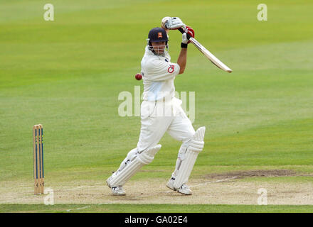 James Middlebrook d'Essex en action contre le Nottinghamshire pendant le match de la division deux de championnat de Liverpool Victoria au terrain de comté de Nottingham. Banque D'Images