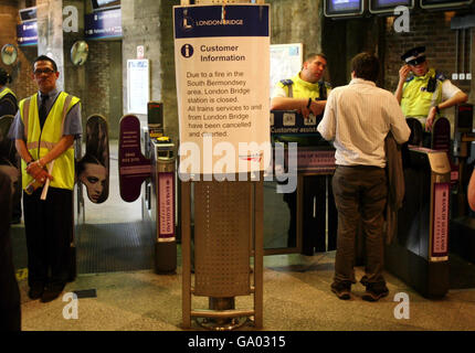 Le feu au bord de la ligne provoque le chaos des voies ferrées et des routes.London Bridge Station aujourd'hui, après un incendie au bord de la ligne a fermé la station. Banque D'Images