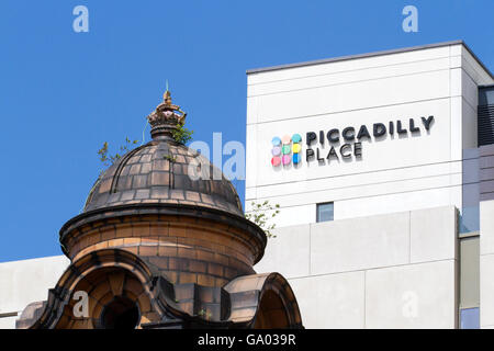 Ancienne demeure victorienne, et nouvelle architecture moderne styles contrastants en place Piccadilly Manchester, UK Banque D'Images